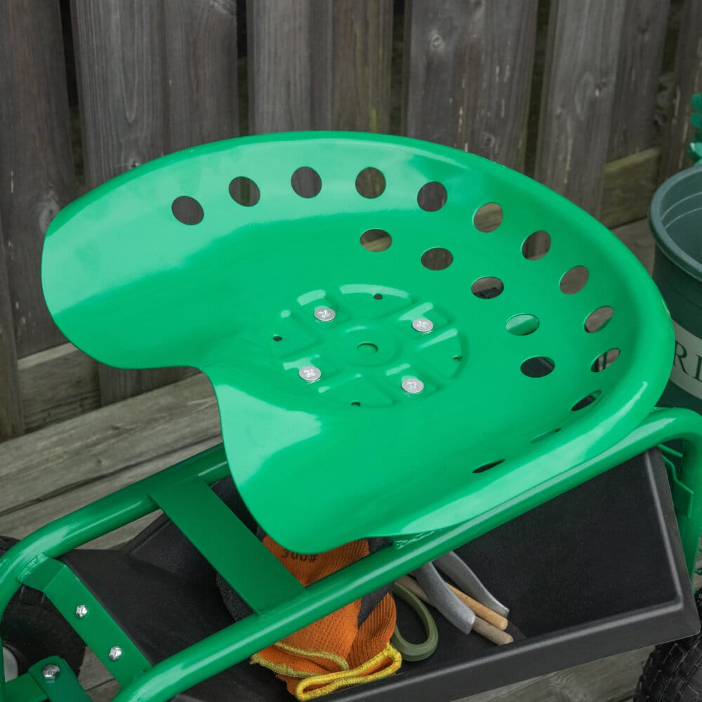 Ein grüner Gartenwagen mit Drehsitz und Ablagekorb.