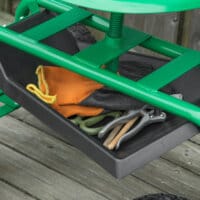 Ein grüner Gartenwagen mit Drehsitz und Ablagekorb.