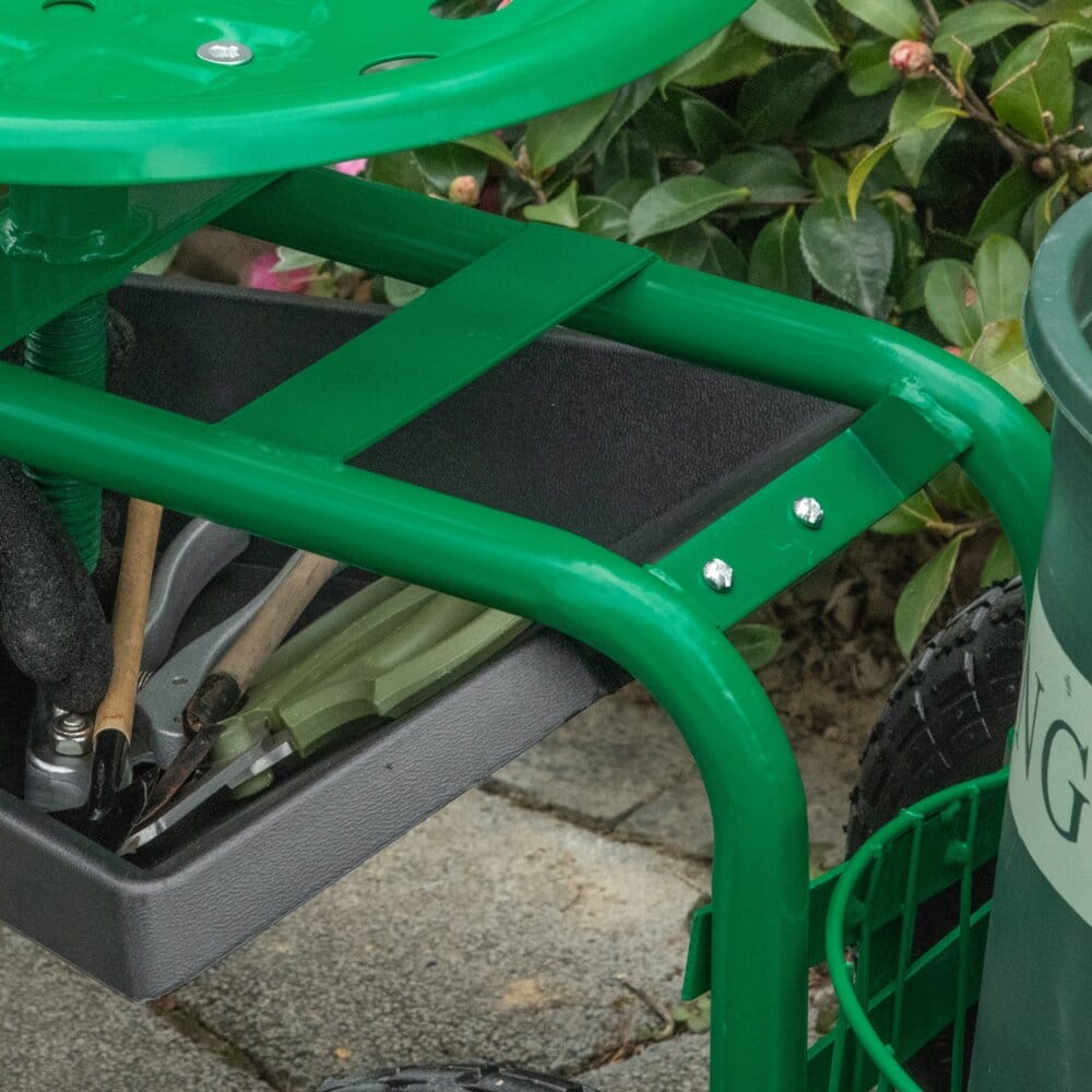Ein grüner Gartenwagen mit Drehsitz und Ablagekorb.