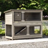 Hasenstall Adrian im Garten aufgestellt – dekoratives und funktionales Zuhause für Kaninchen im Freien.