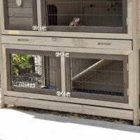 Detailansicht der unteren Etage vom Hasenstall Adrian mit blickdichtem Rampenzugang und Gitterfenstern.