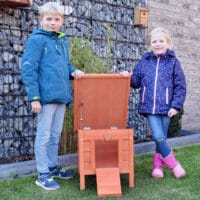 Hasenstall Nido, Kleintierhaus aus Holz mit Rampe und schützendem Dach.