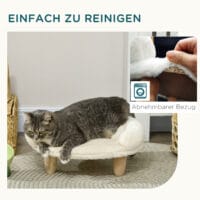 Komfortables cremefarbenes Haustiersofa aus Flanell mit Holzbeinen.
