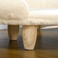 Komfortables cremefarbenes Haustiersofa aus Flanell mit Holzbeinen.