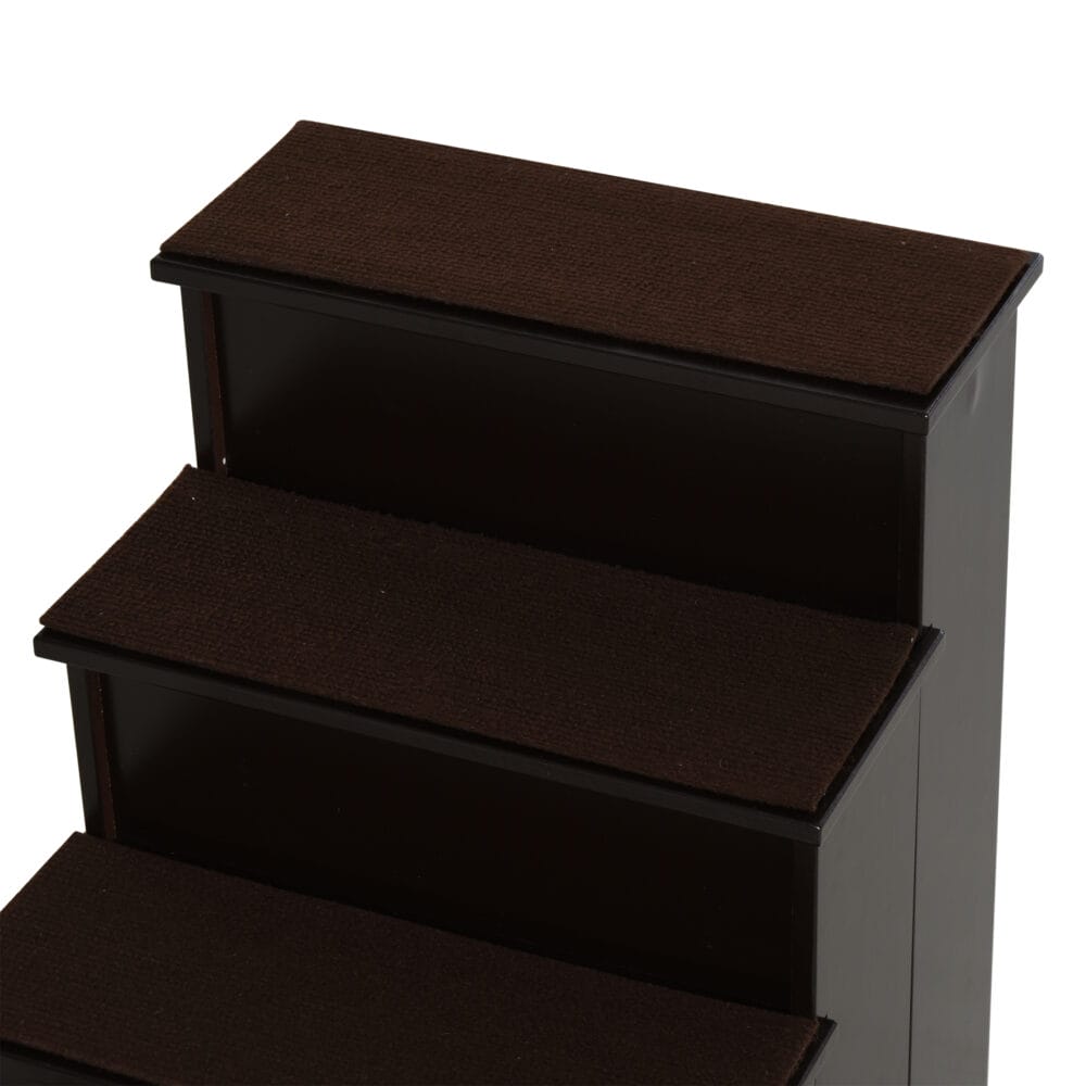 Dunkelbraune Haustiertreppe mit Teppichbezug.