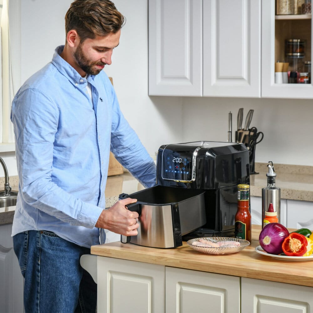 Eine Heissluftfritteuse und Airfryer mit 6,5 Litern Fassungsvermögen, 1700W Leistung und LED-Display.