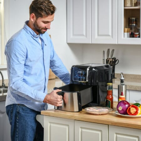 Eine Heissluftfritteuse und Airfryer mit 6,5 Litern Fassungsvermögen, 1700W Leistung und LED-Display.