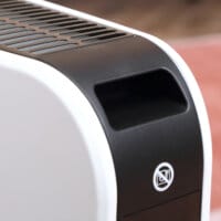 Ein weisser Heizlüfter und Heizgerät mit 2180W Leistung, LED-Licht und Timer.