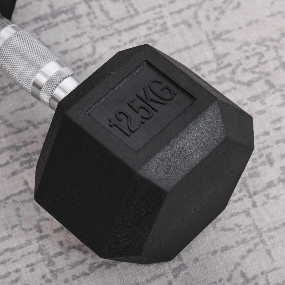 Schwarze Hexagon Kurzhantel 125kg aus Gusseisen mit Gummiüberzug, rutschfest und bodenschonend für Krafttraining.