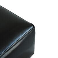 Ein schwarzer Chesterfield Hocker aus Kunstleder, Maße 40x30x24cm.