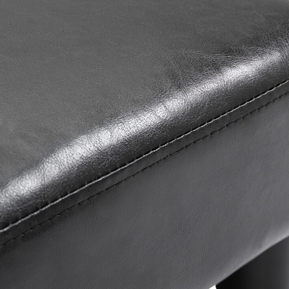 Ein schwarzer Chesterfield Hocker aus Kunstleder, Maße 40x30x24cm.