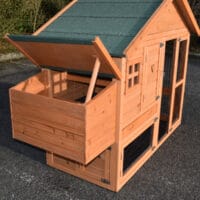 Geöffneter Nistkasten mit aufklappbarem Dach am Hühnerstall Holiday Small – ideal für die Eierentnahme.