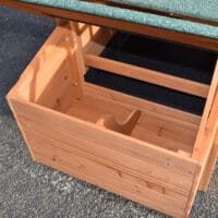 Nistkasten mit abgetrenntem Bereich im Hühnerstall Holiday Small für komfortables Eierlegen.