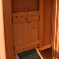 Innenansicht mit verschließbarer Tür und Zugseil im Hühnerstall Holiday Small zur sicheren Trennung der Bereiche.