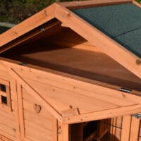 Aufklappbares Dach mit Holzverstärkung für einfachen Zugang zum Innenraum des Hühnerstalls Holiday Small.