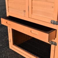 Praktische herausziehbare Kotschublade für einfache Reinigung im Hühnerstall Holiday Small für 2–4 Hühner.