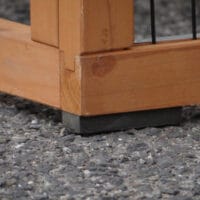 Robuster Standfuß mit Gummierung für Stabilität und Schutz vor Feuchtigkeit beim Hühnerstall Holiday Small.