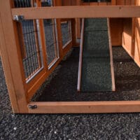 Holzrampe mit rutschfester Beschichtung im Hühnerstall Holiday Small für sicheren Zugang zum oberen Bereich.