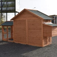 Rückansicht des Hühnerstalls Holiday Small mit geschlossener Rückwand und Zugang zum Nistkasten.