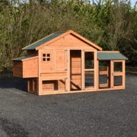 Gesamtansicht des Hühnerstalls Holiday Small mit extra Auslauf – ideal für 2–4 Hühner im Garten.