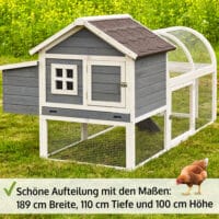 Wetterfester Hühnerstall mit integrierten Legenestern und Sitzstangen.