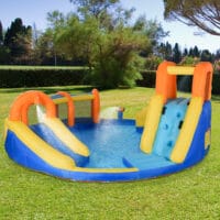 Bunte aufblasbare Hüpfburg für den Garten, ausgestattet mit einer Rutsche und einem einem kleinen Wasserpark. Sie bietet riesigen Spass und Abkühlung an warmen Tagen.