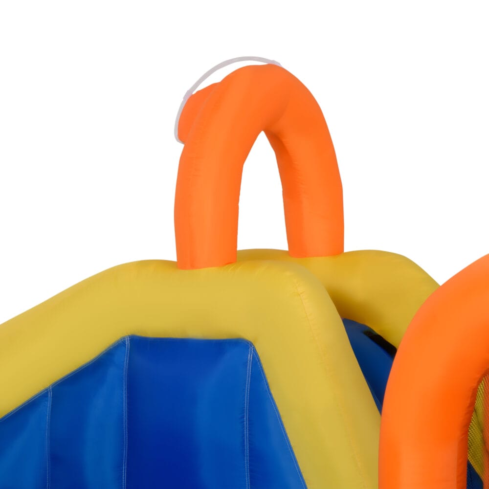Bunte aufblasbare Hüpfburg für den Garten, ausgestattet mit einer Rutsche und einem einem kleinen Wasserpark. Sie bietet riesigen Spass und Abkühlung an warmen Tagen.