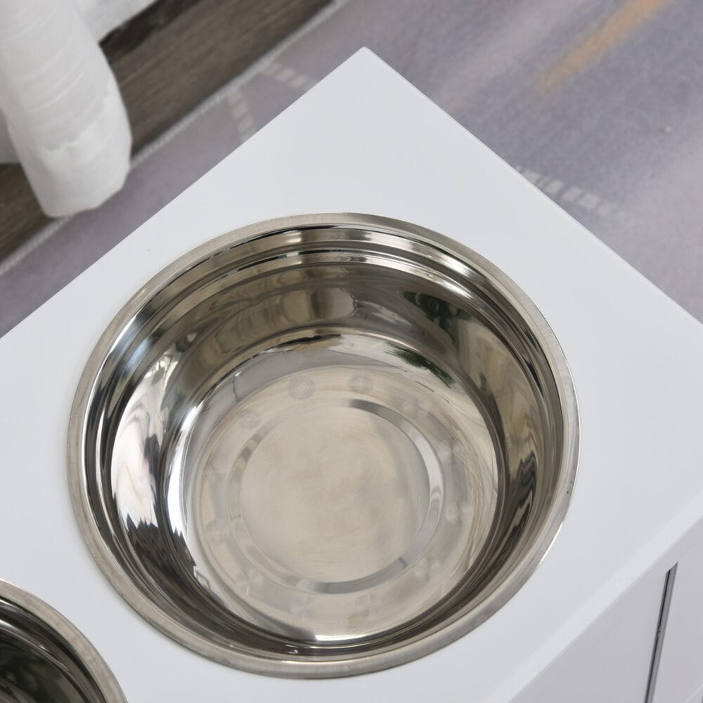 Weißer Hunde-Fressnapf mit Stauraum und 2 Edelstahlnäpfen.