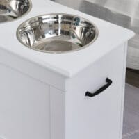 Weißer Hunde-Fressnapf mit Stauraum und 2 Edelstahlnäpfen.