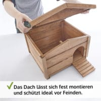 Igelhaus Waldhütte aus Holz mit Labyrintheingang und Rampe.