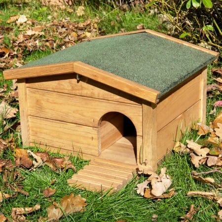 Igelhaus Waldhütte aus Holz mit Labyrintheingang und Rampe.