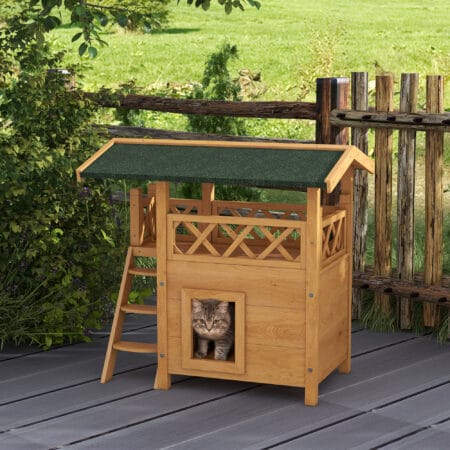 Naturfarbenes 2-stöckiges Katzenhaus aus Holz, mit Balkon und Treppe, bietet Katzen einen gemütlichen Rückzugsort und Klettermöglichkeiten.