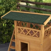 Naturfarbenes 2-stöckiges Katzenhaus aus Holz, mit Balkon und Treppe, bietet Katzen einen gemütlichen Rückzugsort und Klettermöglichkeiten.