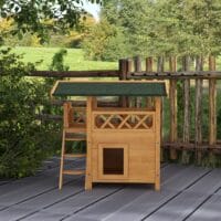 Naturfarbenes 2-stöckiges Katzenhaus aus Holz, mit Balkon und Treppe, bietet Katzen einen gemütlichen Rückzugsort und Klettermöglichkeiten.