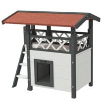Weisses 2-stöckiges Katzenhaus aus Holz, mit Balkon und Treppe, eine charmante und funktionale Behausung für Katzen.