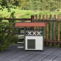 Weisses 2-stöckiges Katzenhaus aus Holz, mit Balkon und Treppe, eine charmante und funktionale Behausung für Katzen.