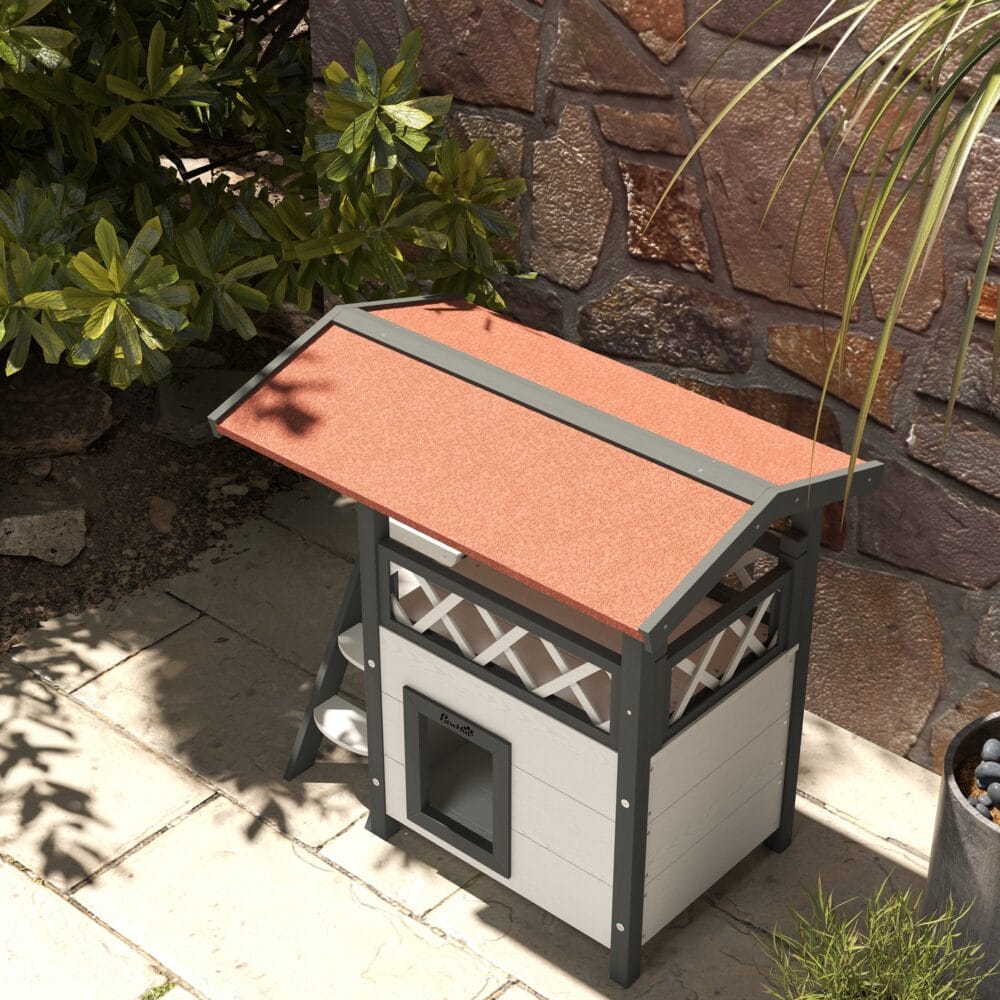 Weisses 2-stöckiges Katzenhaus aus Holz, mit Balkon und Treppe, eine charmante und funktionale Behausung für Katzen.