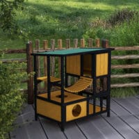 Gelbes wasserdichtes Katzenhaus aus Holz mit Hängebrücke, bietet Schutz und Unterhaltung im Aussenbereich.