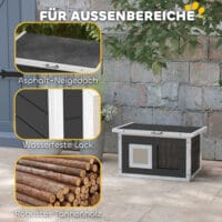 Graues wetterfestes Katzenhaus aus Holz mit integrierter Kratzmatte und Klappdach, bietet Schutz und Krallenpflege im Freien.