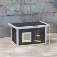 Graues wetterfestes Katzenhaus aus Holz mit integrierter Kratzmatte und Klappdach, bietet Schutz und Krallenpflege im Freien.