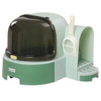 Grünes Katzenhaus mit integrierter Katzentoilette, zwei Bodenwannen und Haube, eine praktische All-in-One-Lösung.