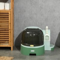 Grünes Katzenhaus mit integrierter Katzentoilette, zwei Bodenwannen und Haube, eine praktische All-in-One-Lösung.