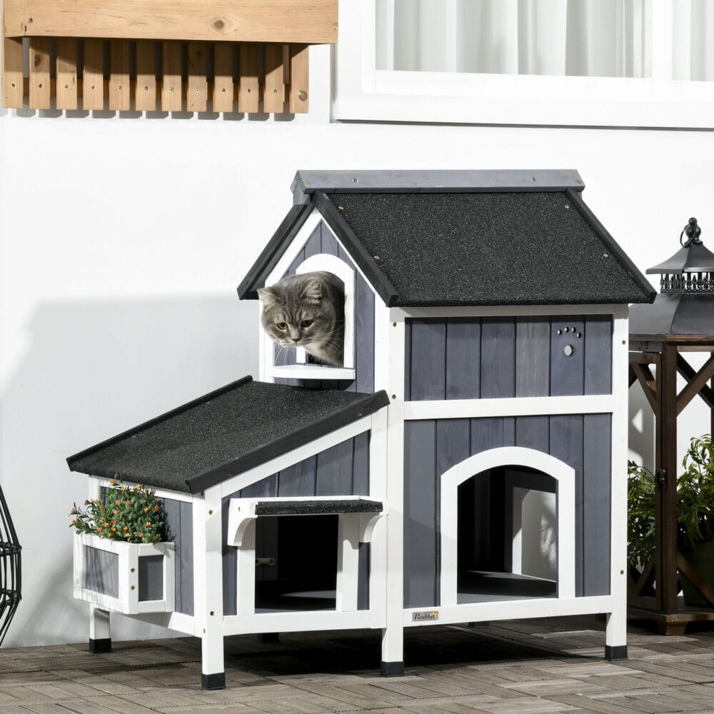 Graues wetterfestes Katzenhaus aus Tannenholz, bietet Katzen Schutz im Freien.