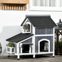 Graues wetterfestes Katzenhaus aus Tannenholz, bietet Katzen Schutz im Freien.