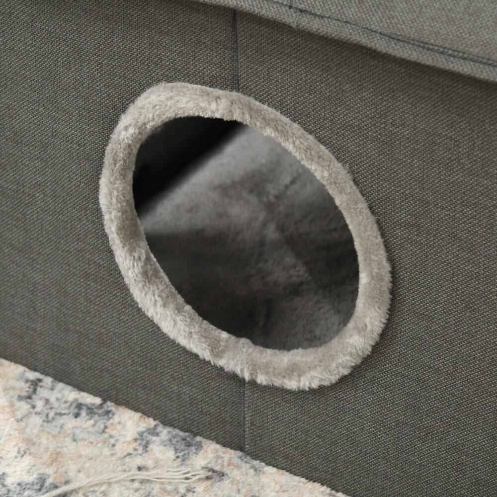 Graue Katzenhöhle in Hausform mit bequemem Kissen und zwei Türen, bietet einen gemütlichen Rückzugsort für Katzen.