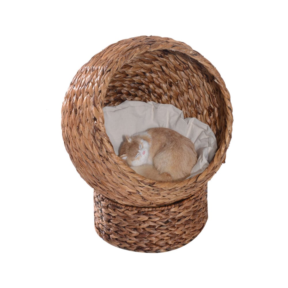 Hellbraune Katzenhöhle aus Rattan mit passendem Kissen aus Wasserhyazinthe, bietet einen gemütlichen und natürlichen Rückzugsort.