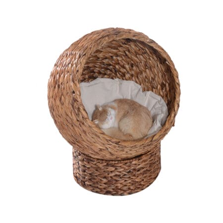 Hellbraune Katzenhöhle aus Rattan mit passendem Kissen aus Wasserhyazinthe, bietet einen gemütlichen und natürlichen Rückzugsort.