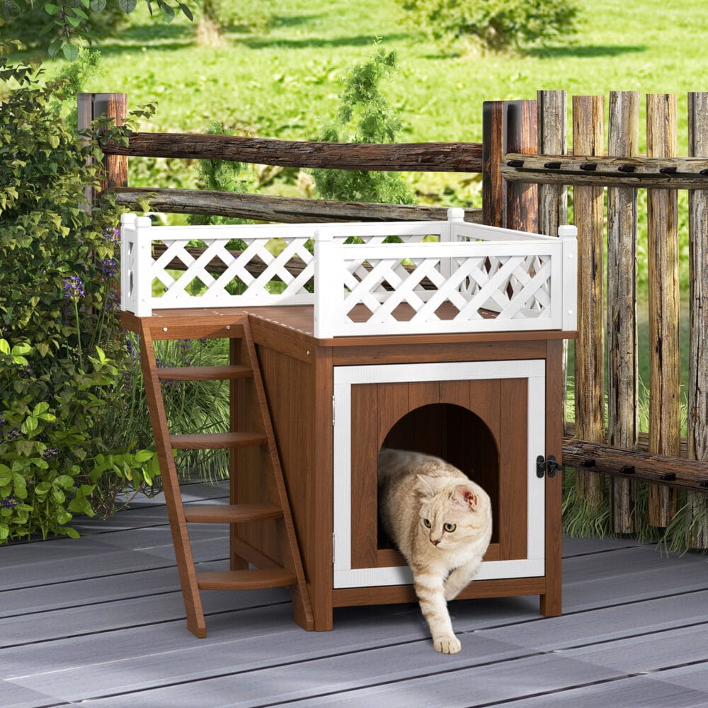 Braune Katzenhöhle aus Tannenholz mit Balkon und Treppe, für Katzen bis 6kg, bietet Komfort und Kletterspass.