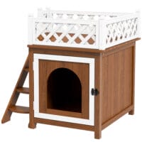 Braune Katzenhöhle aus Tannenholz mit Balkon und Treppe, für Katzen bis 6kg, bietet Komfort und Kletterspass.