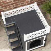 Graue Katzenhöhle aus Tannenholz mit Balkon und Treppe, für Katzen bis 6kg, eine stilvolle und funktionale Behausung.
